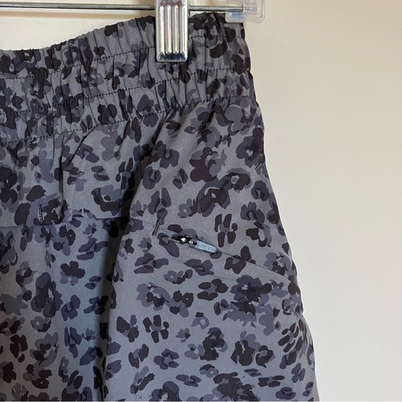 Athleta Gray Leopard Print Athletic Running Shorts size XS - Picture 6 of 6